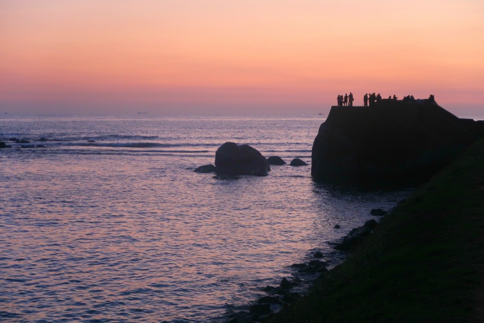 pink sunset sky and the silhouette of the galle fort in sri lanka 