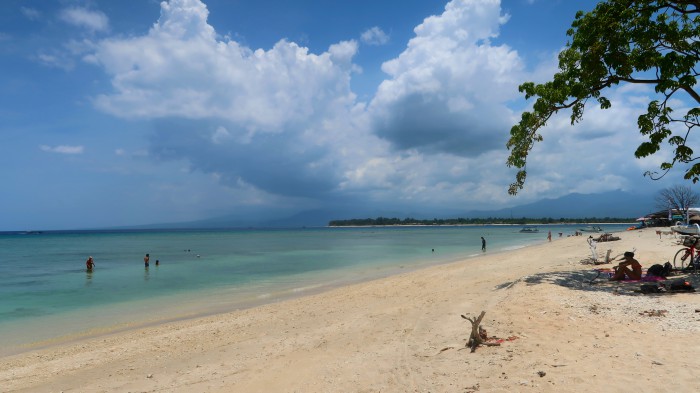 sandy beaches of gili trawangan indonesia