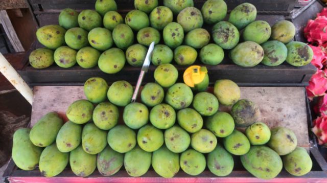 Mangoes in Bali - exotic fruits 